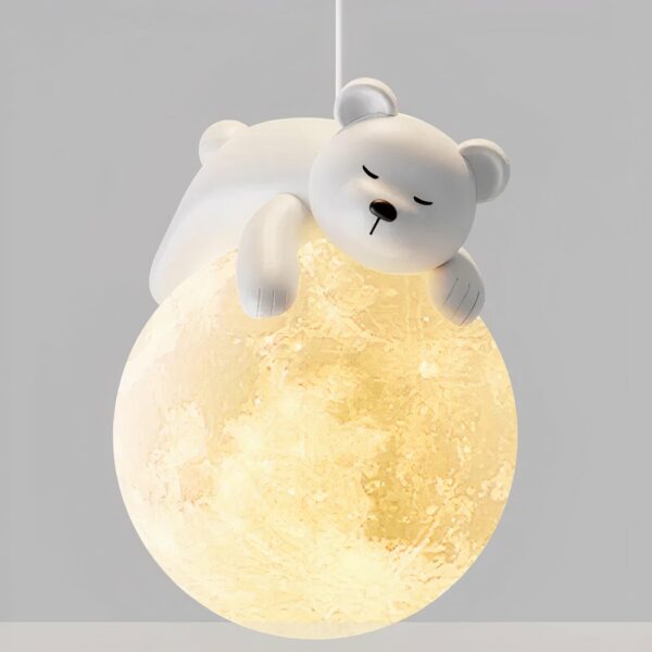Moderne, minimalistische LED-kroonluchter in de vorm van een teddybeer van hars op een grijze achtergrond