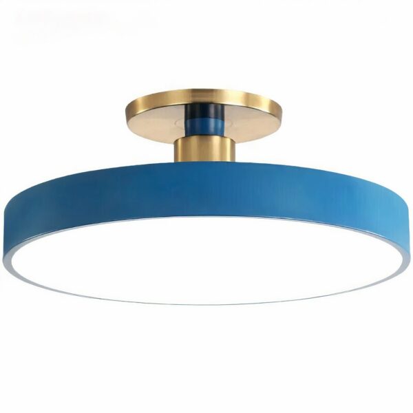 Ronde, platte eendblauwe hanglamp dicht tegen het plafond. Bestaat uit een kleine ronde gouden basis, een kleine eendblauwe steel die uit de basis komt om te worden ondergebracht in een gouden cirkel die rondom is vastgelijmd aan een grote eendblauwe LED-cirkel. Op een witte achtergrond.