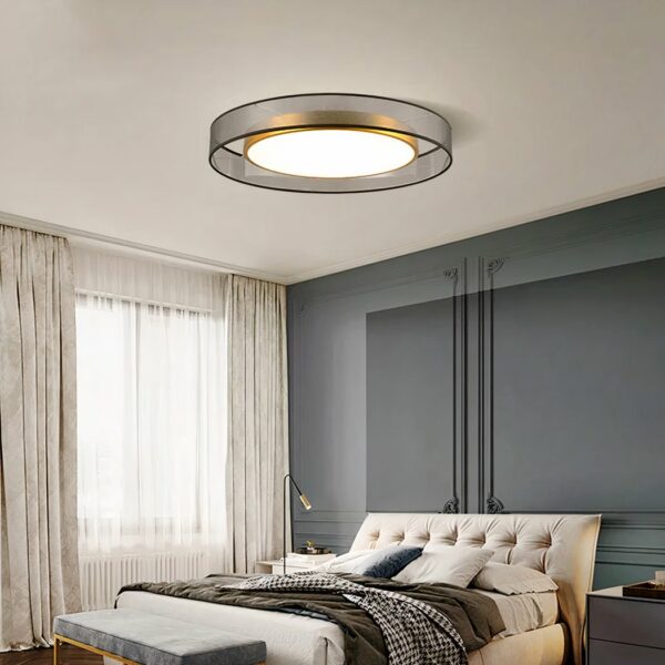 70s-stijl kroonluchter voor volwassenen in de slaapkamer van stof en verguld metaal, hangend aan het plafond van een slaapkamer en verlicht.