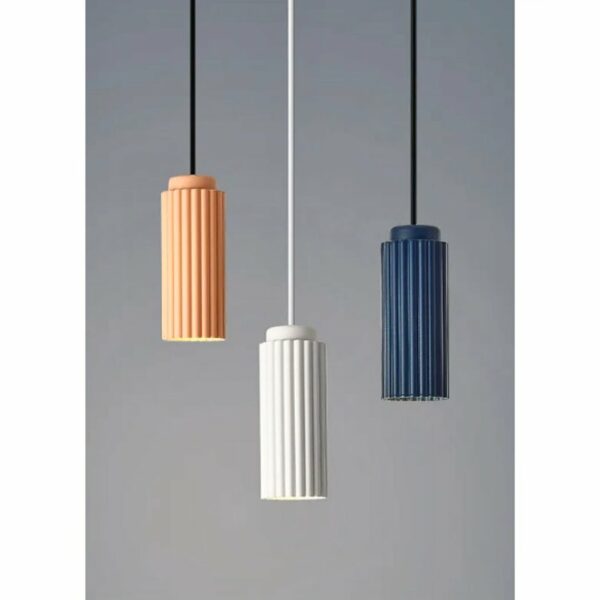 op een lichte achtergrond zien we 3 verschillende gekleurde hanglampen in wit, roze en eendenblauw in Scandinavische stijl