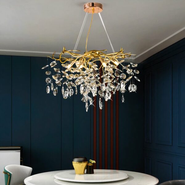Een grote, moderne, majestueuze kroonluchter met kristallen takken en hangers die aan het plafond en boven een eetkamertafel hangt.