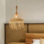 Handgemaakte hangende kroonluchter van stro en rotan — in interieur