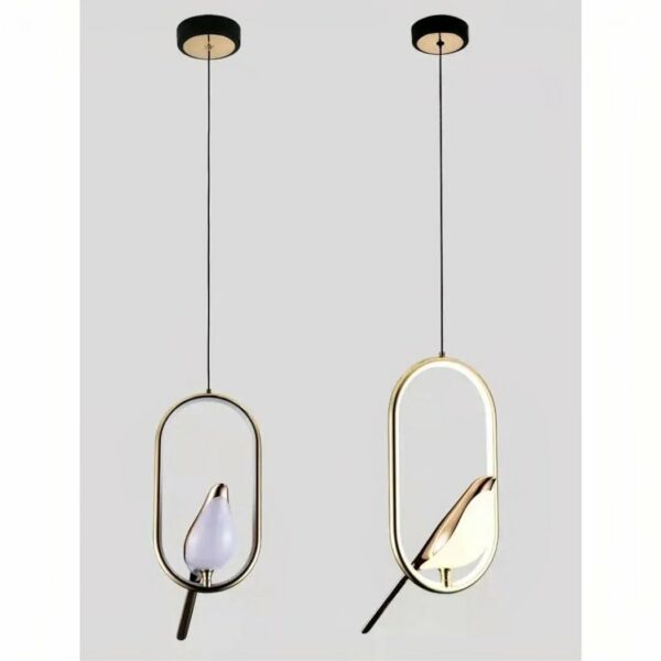 op een lichtgrijze achtergrond zien we twee hangers in de vorm van neergestreken vogels