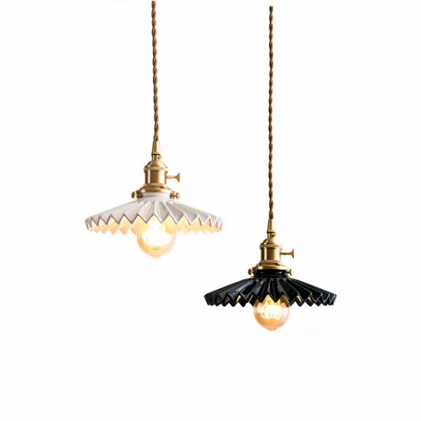 Retro art deco hanglamp van zwart of wit keramiek, één van elke kleur, opgehangen op een witte achtergrond.