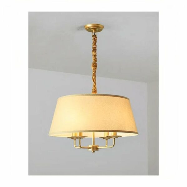 tegen een lichtgrijze achtergrond hangt een rustieke bruine kroonluchter in vintage stijl