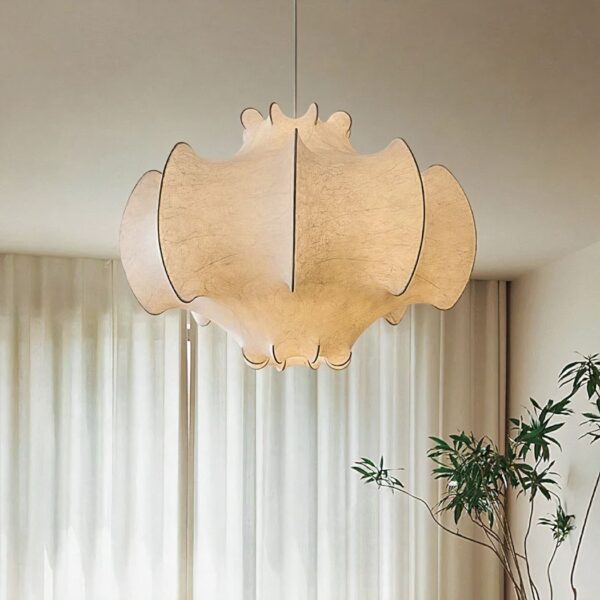 Hanglamp met organische rondingen, in getextureerde witte zijde, opgehangen boven een plafond voor lichte gordijnen.