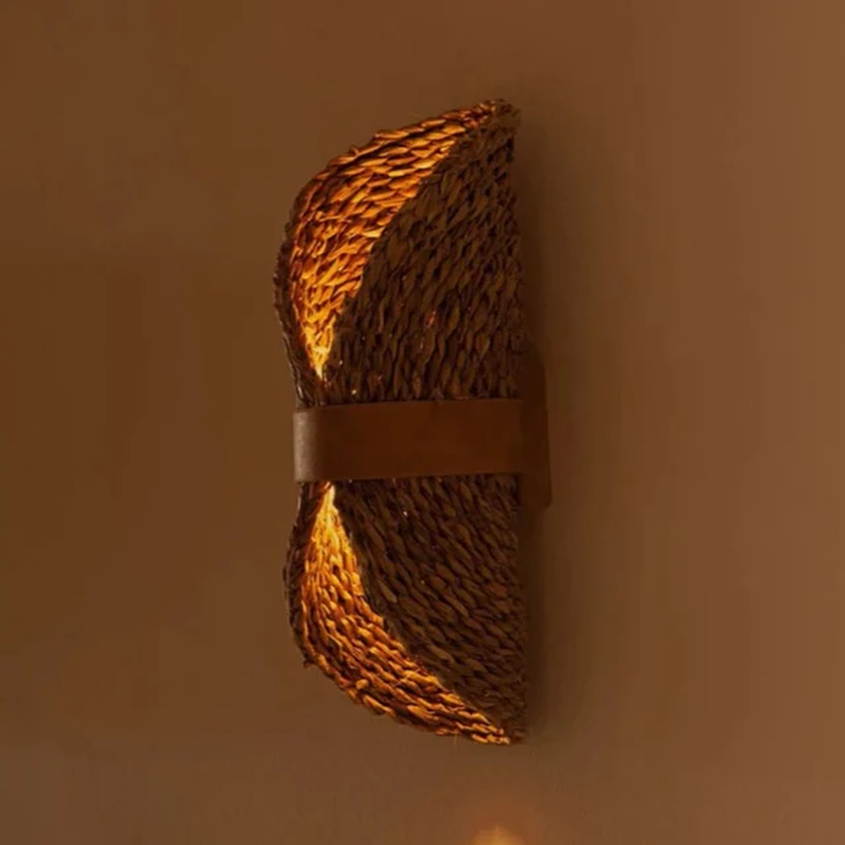 Zandloper vormige gevlochten rotan wandlamp met leren band die warm oplicht