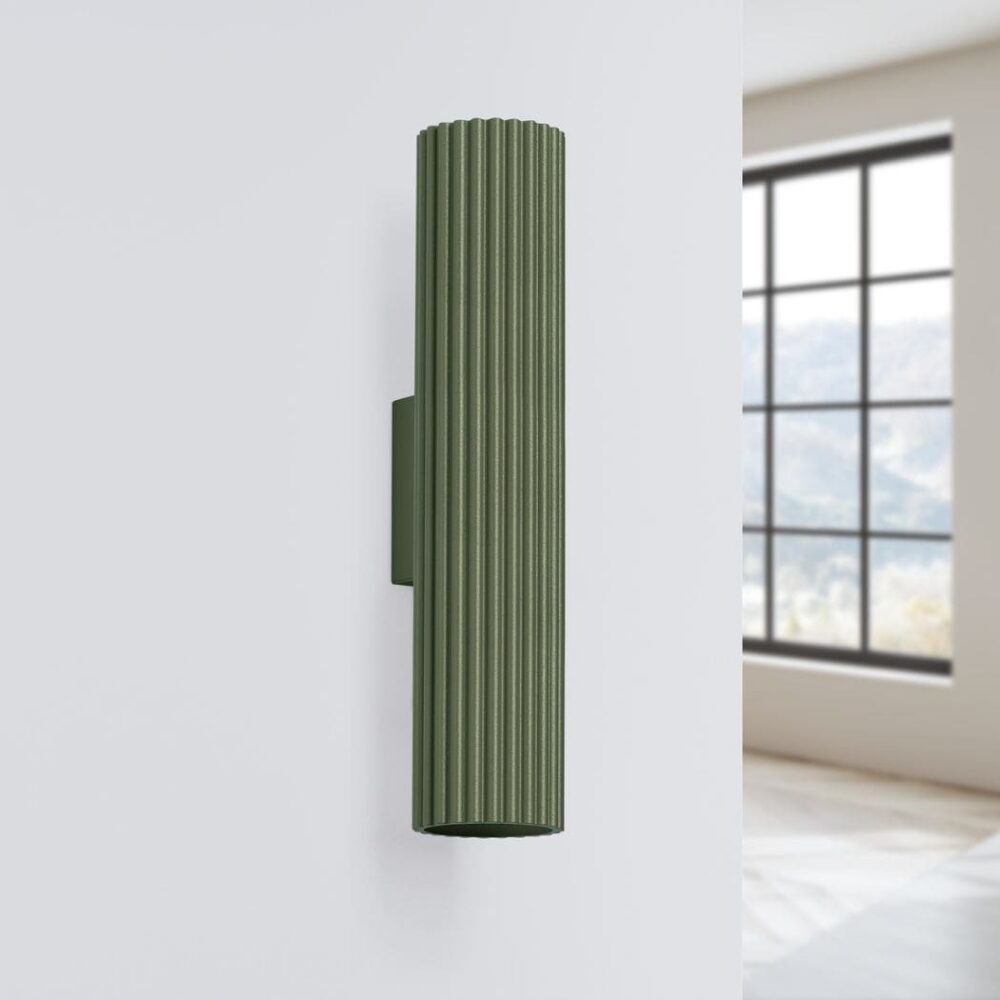 Moderne geribbelde metalen wandlamp in trendy natuurlijke kleuren