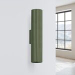 Moderne geribbelde metalen wandlamp in trendy natuurlijke kleuren