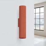 Moderne geribbelde metalen wandlamp in trendy natuurlijke kleuren