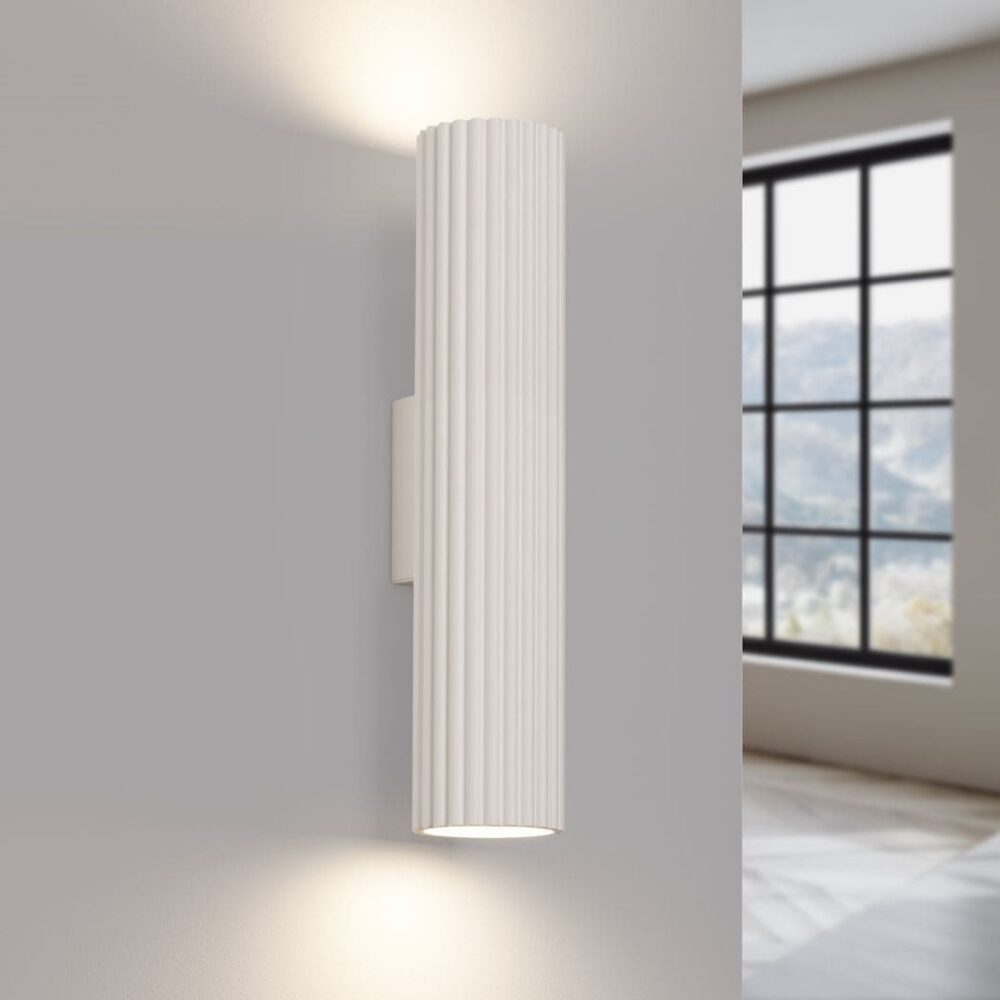 Moderne geribbelde metalen wandlamp in trendy natuurlijke kleuren