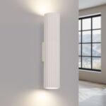 Moderne geribbelde metalen wandlamp in trendy natuurlijke kleuren