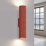 Moderne geribbelde metalen wandlamp in trendy natuurlijke kleuren