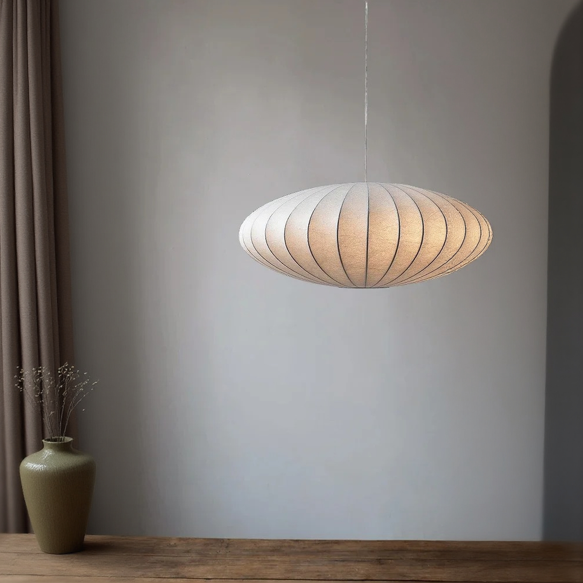 Handgemaakte Japandi hanglamp in natuurvezel — in interieur