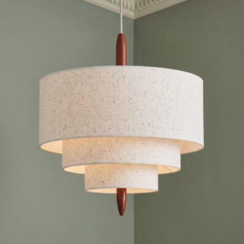 Eigentijdse Japanse hanglamp in beige stof Japanse hanglamp in beige stof met drie ronde kappen voor een groene muur
