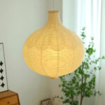 Beige geribbelde papieren hanglamp in een organische, ronde vorm