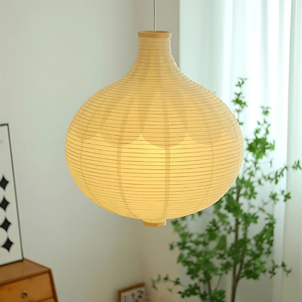 Beige geribbelde papieren hanglamp in een organische, ronde vorm