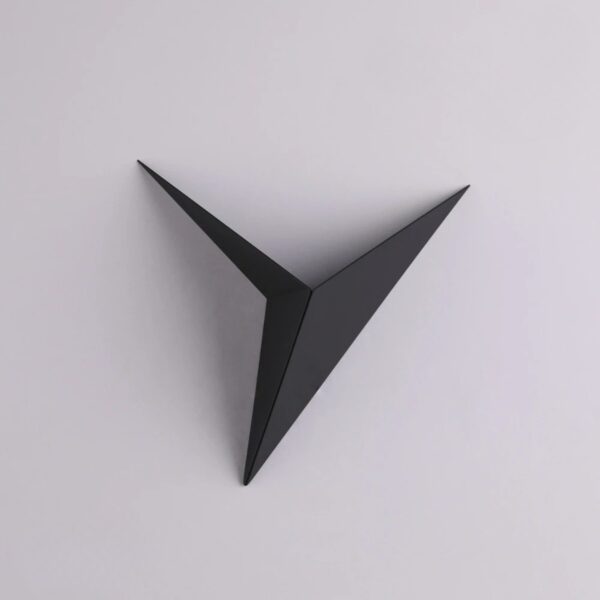 Zwarte origami wandlamp met drie puntige, hoekige vertakkingen