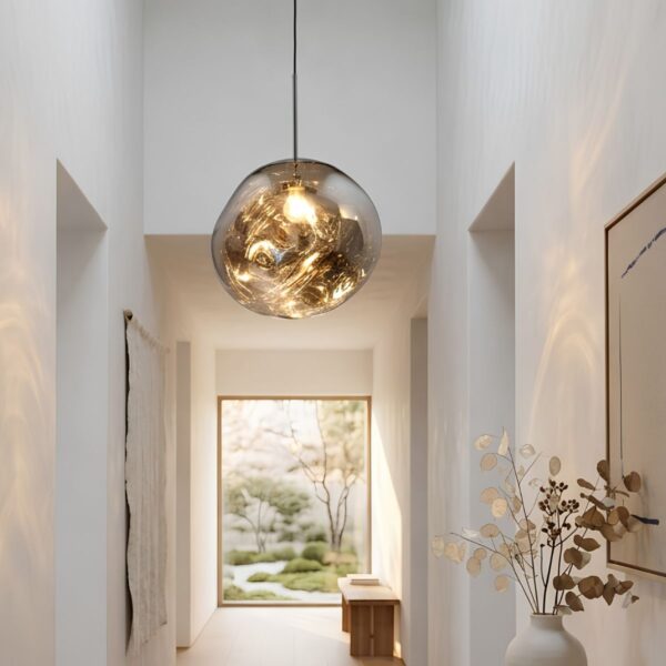 Suspension pour couloir design et moderne, couleur argenté, forme de boule suspendue dans un couloir d'entrée au style japandi