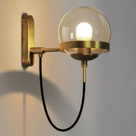 Vintage messing wandlamp met heldere glazen bol en hangende snoerlus