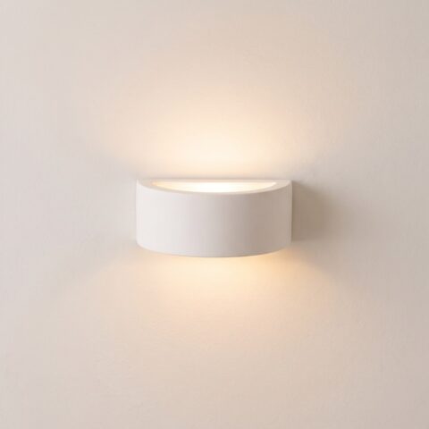 Kleine halvemaanvormige wandlamp van witte keramiek