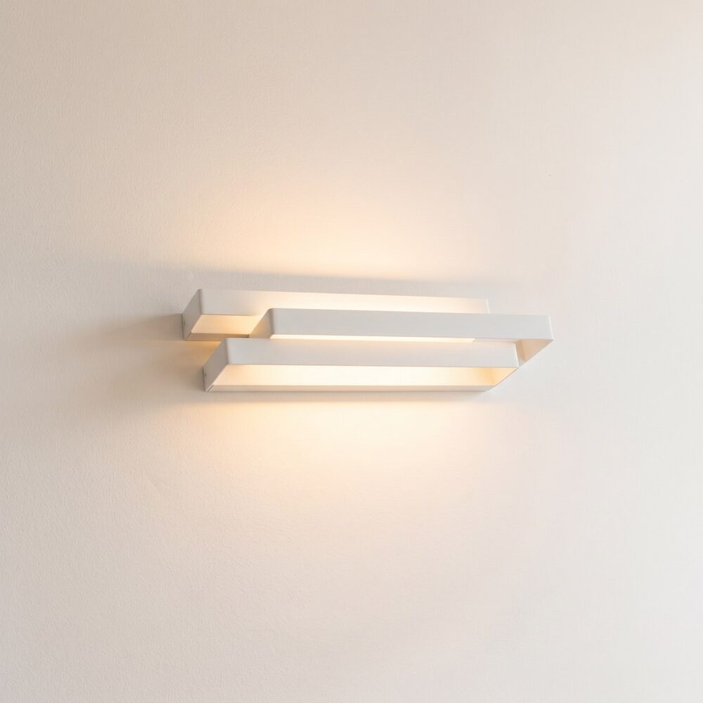 Design wandlamp in wit staal