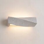Design wandlamp van gegolfd beton