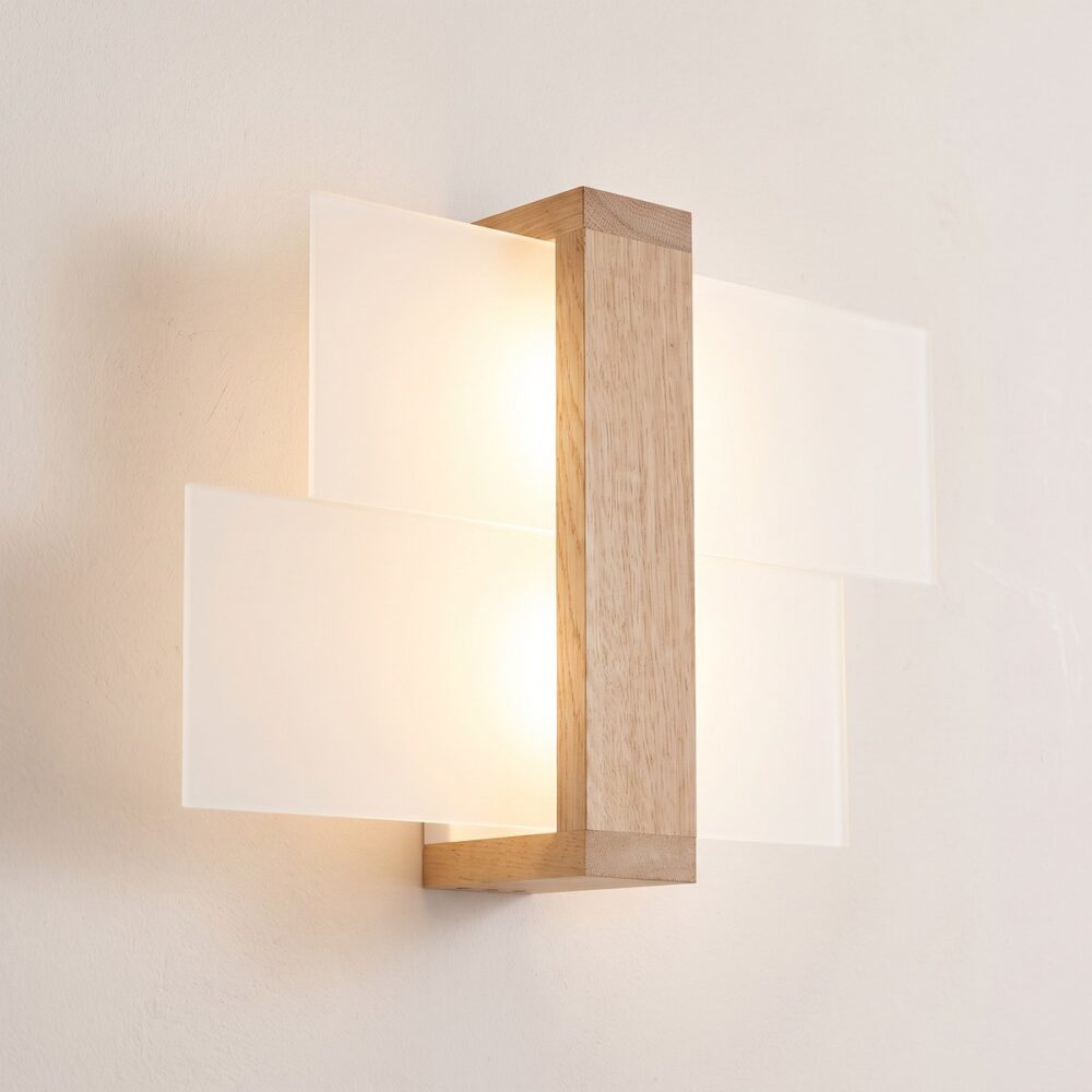 Design wandlamp van hout en glas