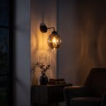 Design wandlamp van zwart metaal en getextureerd rookglas