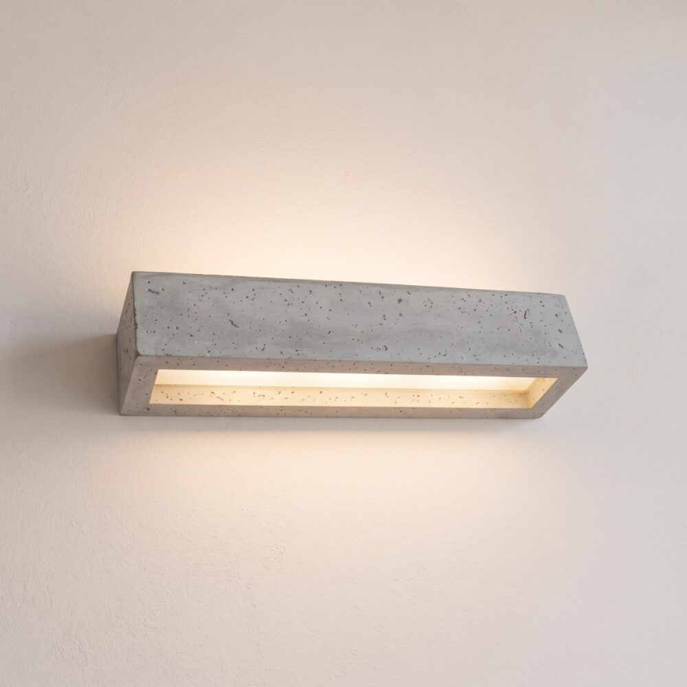 Groot industrieel rechthoekige wandlamp van grijs beton