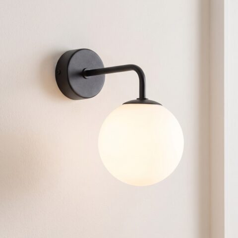 Ronde globe wandlamp van glas en metaal