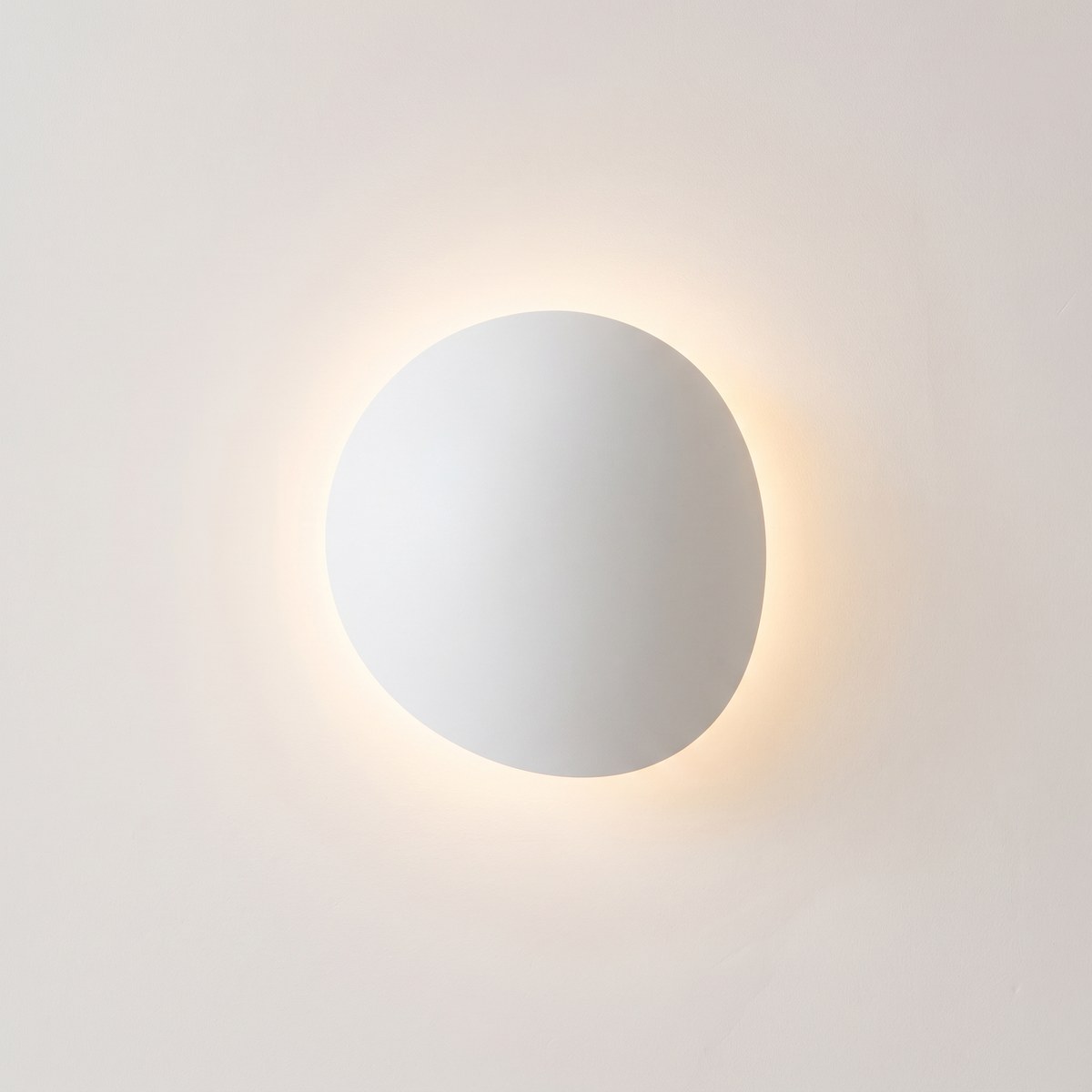 Ronde minimalistische wandlamp van staal wit of zwart