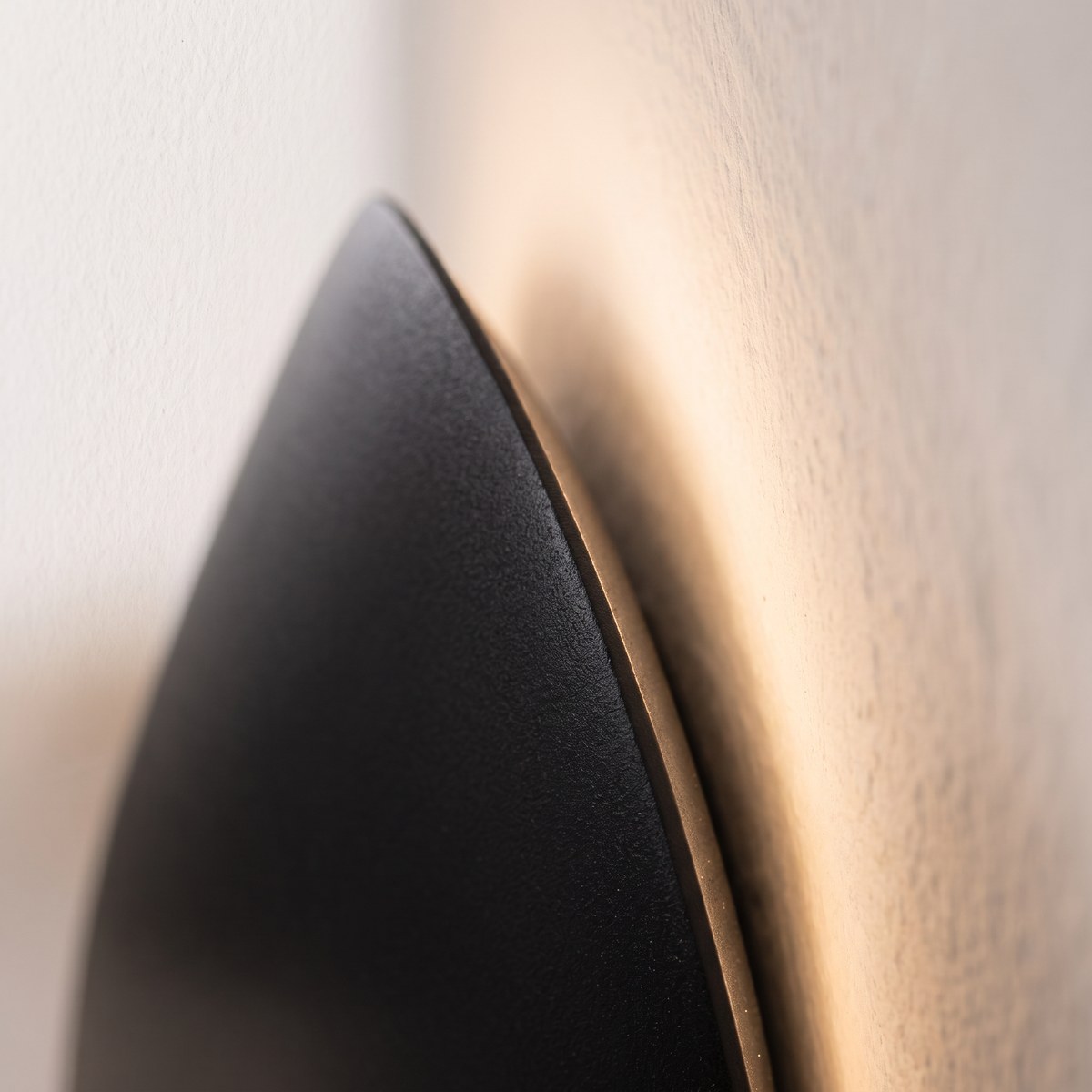 Ronde minimalistische wandlamp van staal wit of zwart