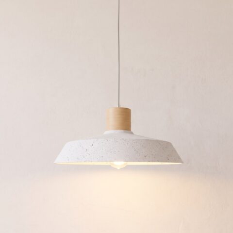 Industriële hanglamp van beton en natuurlijk hout