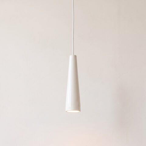 Minimalistische witte hanglamp van keramiek met uitlopende kap