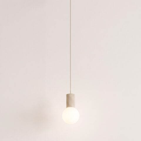 Moderne hanglamp in geribbeld aluminium met glazen bol