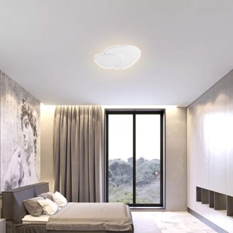 Witte driehoekige plafondlamp maat L (45 × 40 cm) aan het plafond van een slaapkamer, op ware grootte